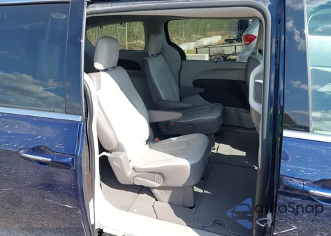 2017 Chrysler Pacifica Touring-L z USA, uszkodzony, nr VIN 2C4RC1BG8HR552541